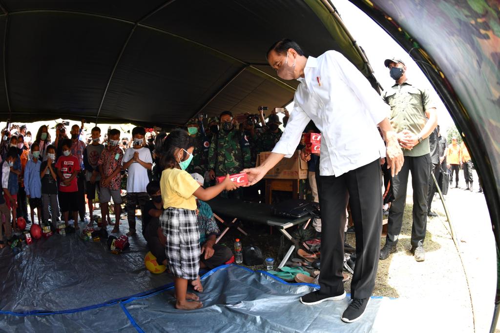  Turut mendampingi Presiden, Menteri Koordinator bidang Pembangunan Manusia dan Kebudayaan (PMK) Muhadjir Effendy, Menteri PU dan Perumahan Rakyat Basuki Hadimulyono, Menteri Sekretaris Negara Pratikno, Kepala BNPB Letjen TNI Suharyanto, Kepala Badan Nasional Pencarian dan Pertolongan (BNPP)/Kepala Basarnas Marsekal Madya Henri Alfiandi, Kapolri Jenderal Polisi Listyo Sigit Prabowo, Gubernur Jawa Timur Khofifah Indar Parawansa, dan Bupati Lumajang  Thoriqul Haq (Sumber Foto: Laily Rachev - Biro Pers Sekretariat Presiden)