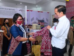 Saat Presiden Jokowi Beli Jaket Bomber dengan Motif Khas Dayak Sintang