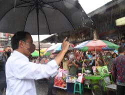 Presiden Serahkan Bantuan Tunai bagi Pedagang di Pasar Kertek