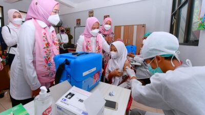 Ibu Iriana Tinjau Vaksinasi Anak dan Serahkan Bantuan Sosial