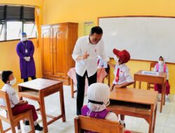 Presiden Jokowi Tinjau Vaksinasi dan Resmikan Renovasi SDN 3 Nglinduk