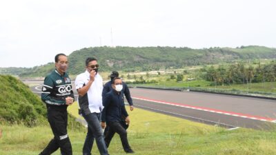 Saat Presiden dan Ibu Iriana Menikmati Pemandangan dari Bukit 360