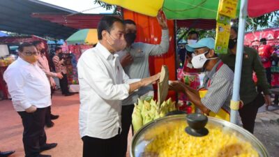 Presiden Jokowi Serahkan Bantuan Modal Bagi Pedagang di Pasar Bintan Center