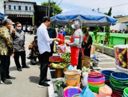 Presiden Jokowi Berikan Bantuan untuk Pedagang di Pasar Sederhana