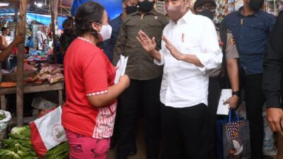 Presiden Jokowi Bagikan Bantuan Modal Bagi Pedagang di Pasar Porsea