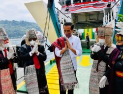 Melihat Makna di Balik Prosesi Adat Penyambutan Presiden di Toba