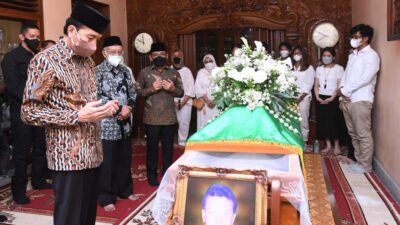 Presiden Jokowi Takziah ke Rumah Duka Almarhum Pakdenya