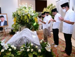 Presiden Jokowi Takziah ke Rumah Duka Almarhum Arifin Panigoro