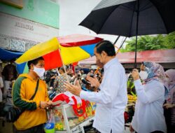 Presiden Jokowi Bagikan BLT di Pasar Angso Duo Jambi