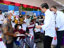 Serahkan Bansos di Pasar Harjamukti Cirebon, Presiden: Untuk Modal Usaha