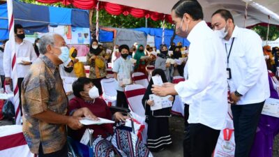 Serahkan Bansos di Pasar Harjamukti Cirebon, Presiden: Untuk Modal Usaha