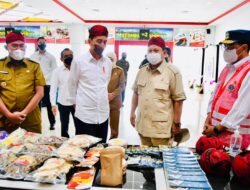 Saat Presiden dan Menhan Beli Blangkon Madura