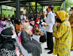 Saat Presiden Jokowi Ngabuburit Bagikan Bansos di Sejumlah Pasar di Bogor