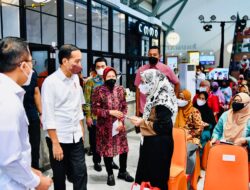 Presiden Jokowi Tinjau Penyaluran BLT Minyak Goreng kepada Masyarakat