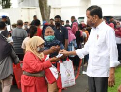 Tiba di Yogyakarta, Presiden Jokowi Bagikan Sembako untuk Masyarakat
