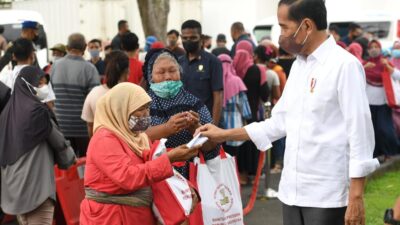 Tiba di Yogyakarta, Presiden Jokowi Bagikan Sembako untuk Masyarakat