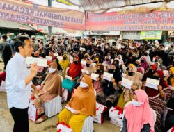 Presiden Bagikan Bansos dan Cek Harga Minyak Goreng di Pasar Baros