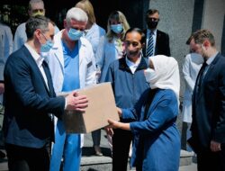 Ibu Iriana Serahkan Bantuan kepada Rumah Sakit di Kyiv