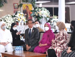 Presiden Jokowi dan Ibu Iriana Takziah ke Kediaman Almarhum Tjahjo Kumolo