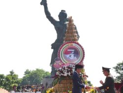Tiba di Akpol, Presiden dan Ibu Iriana Disambut Tradisi Penyambutan oleh Taruna