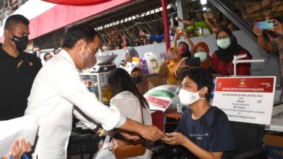 Kunjungi Pasar Peterongan, Presiden Bagikan Bansos dan Tinjau Harga Kebutuhan Pokok