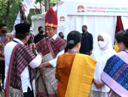 Tiba di Lapangan Merdeka, Presiden dan Ibu Iriana Disambut Tradisi Adat Batak Toba