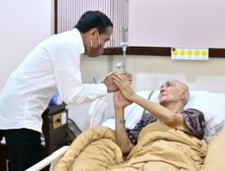 Presiden Jokowi Jenguk Try Sutrisno di RSPAD Gatot Soebroto