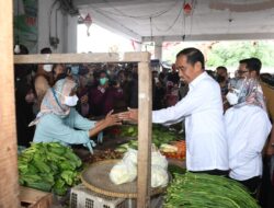 Presiden Berikan Bansos kepada Para Pedagang di Pasar Baru Subang