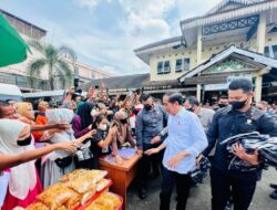 Presiden Jokowi dan Ibu Iriana Cek Harga Bahan Pangan di Pasar Bakti