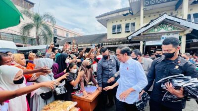 Presiden Jokowi dan Ibu Iriana Cek Harga Bahan Pangan di Pasar Bakti