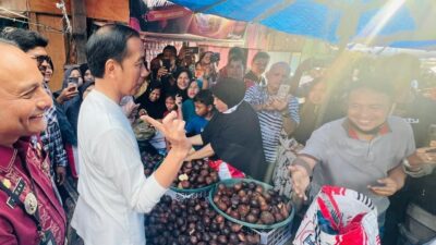 Kunjungi Pasar Batuphat Timur, Presiden Cek Harga Komoditas sambil Berbelanja