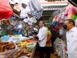 Presiden Jokowi Cek Harga Bahan Pangan di Pasar Wonokromo