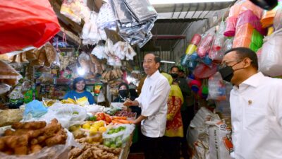 Presiden Jokowi Cek Harga Bahan Pangan di Pasar Wonokromo