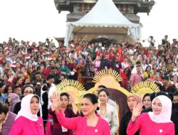 Ibu Iriana dan OASE KIM Hadiri Parade Perempuan Berkebaya Adat Bali