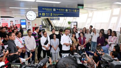 Kesan Para Penggiat Seni Saat Diajak Presiden Jokowi Naik LRT