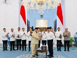 Presiden Prabowo Terima 10 Buku Rekomendasi, Reformasi Polri Ditargetkan Berjalan hingga 2029